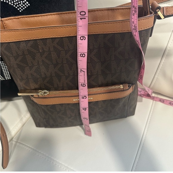Michael Michael Kors
MORGAN MESSENGER IN SIGNATURE PRINT - Picture 12 of 13